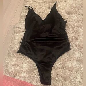 Black forever 21 bodysuit with gold ring cutouts on side size m